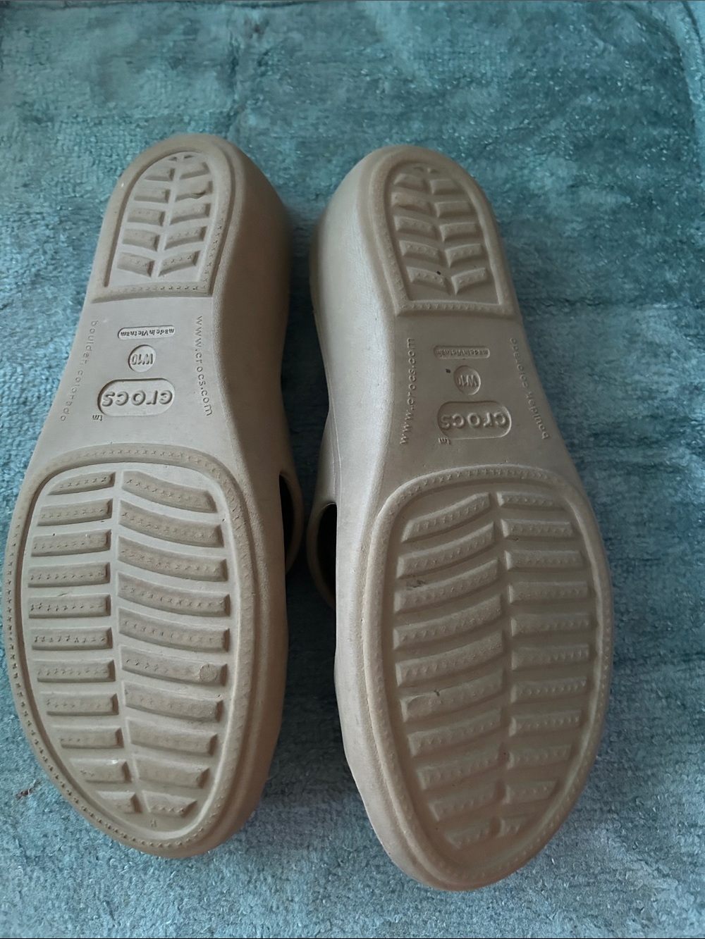 CROCS Women's Tan Strappy Slide Sandals with Cream Footbed size 10 - Picture 3 of 4